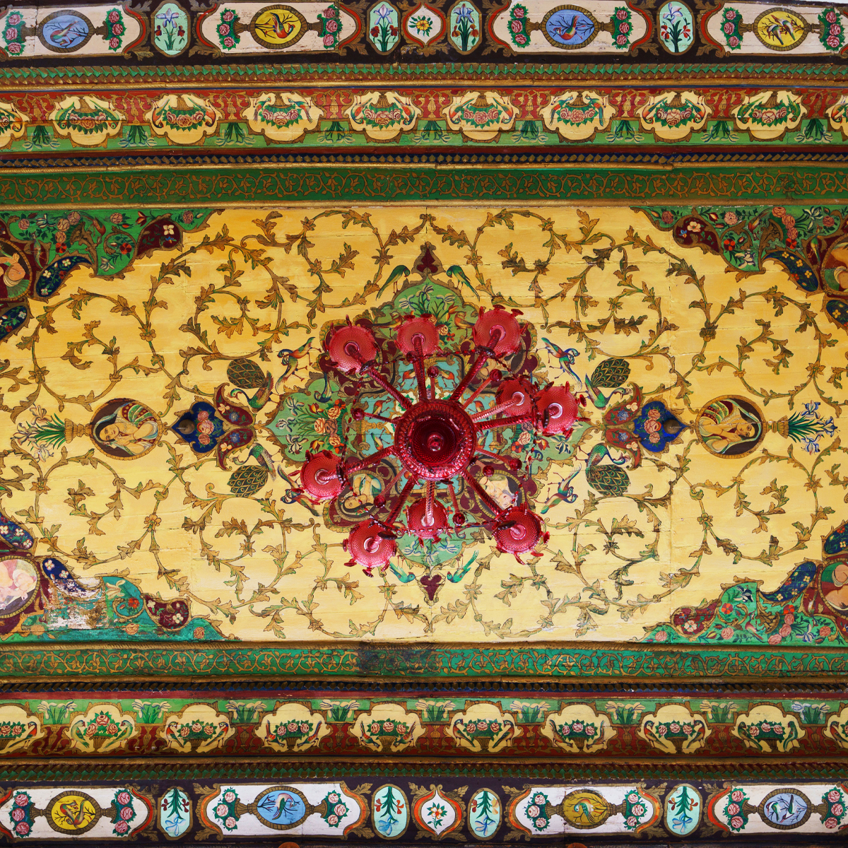 Shahneshin Room